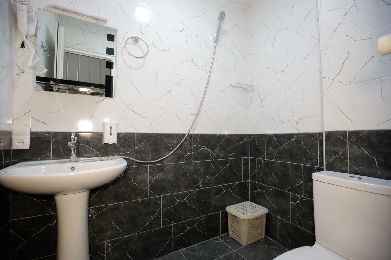 Anseza Hotel Koetaisi Buitenkant foto